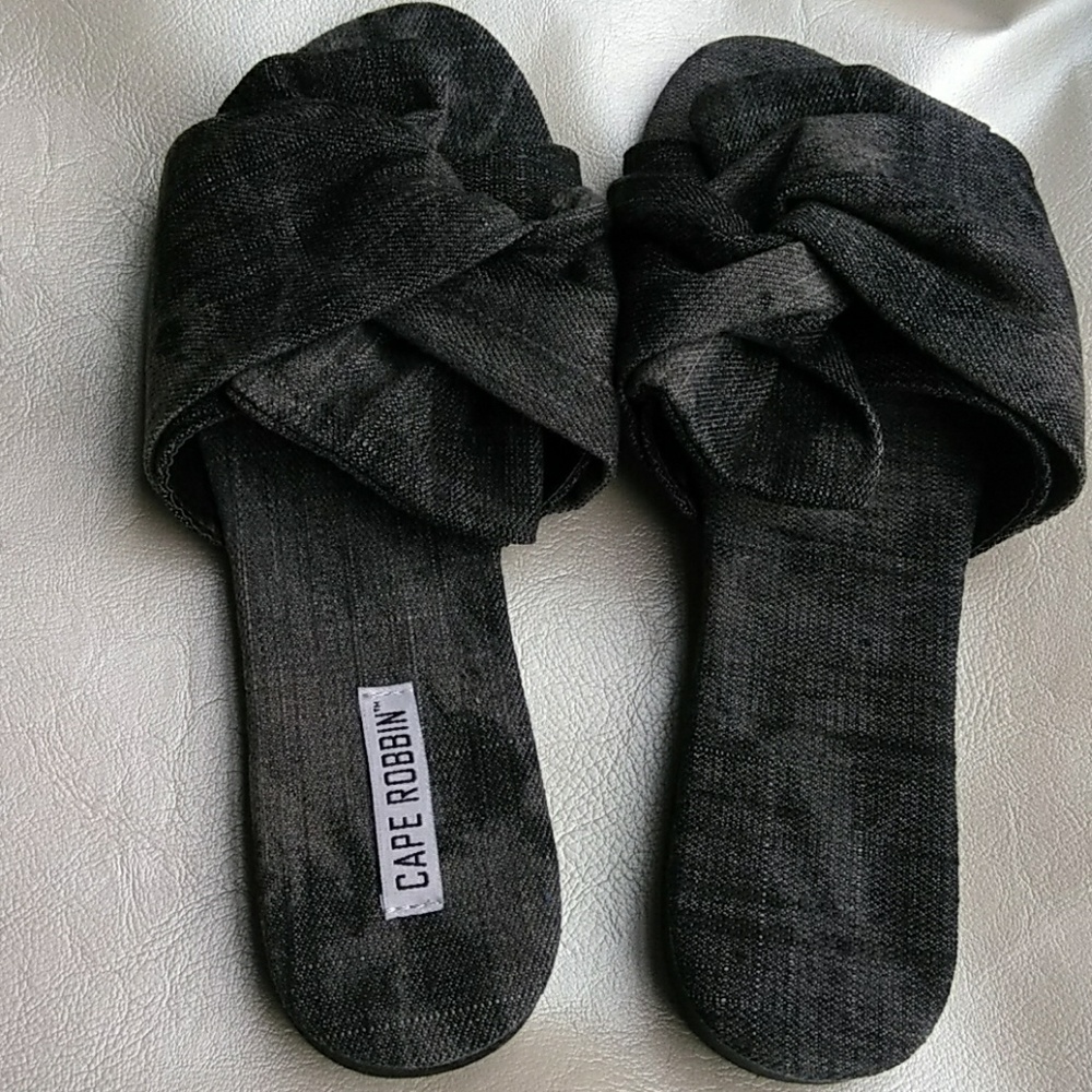 NWOT, Cape Robbins Bow sliders